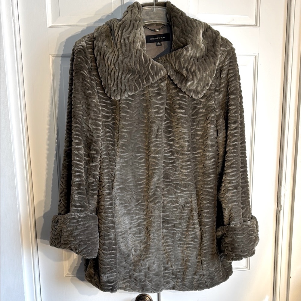 Jones of New York Taupe Faux Fur Jacket EUC Size L Gorgeous!!